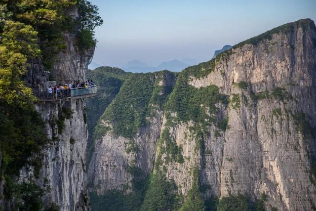 张家界天门山风景区玻璃栈道。图/视觉中国