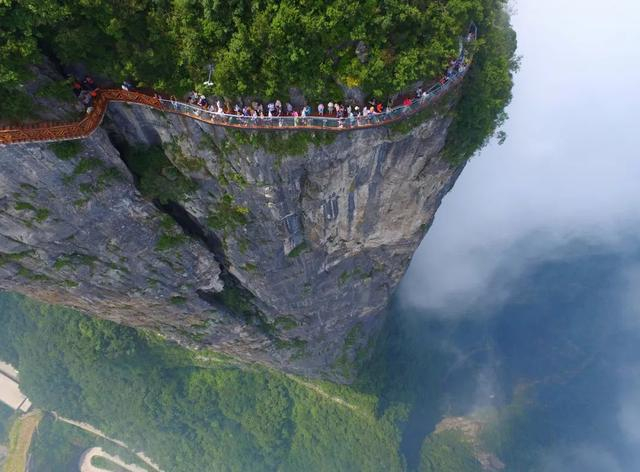 张家界天门山风景区玻璃栈道。图/视觉中国