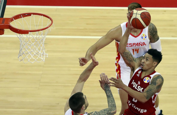 波兰队A.J。斯劳特突破上篮 图据视觉中国