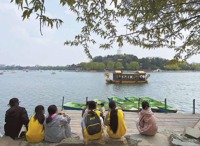 北海公园西码头，几名学生商量着是否租几条手划船。