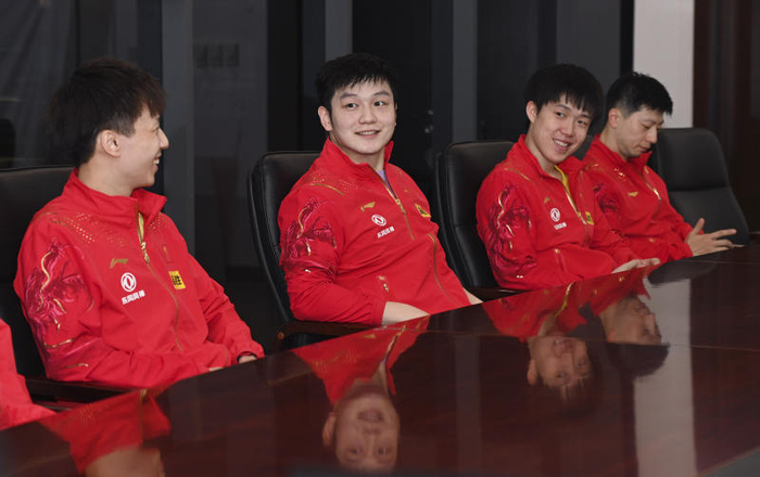 樊振东和国乒队友在新闻发布会上。  图/新华社 