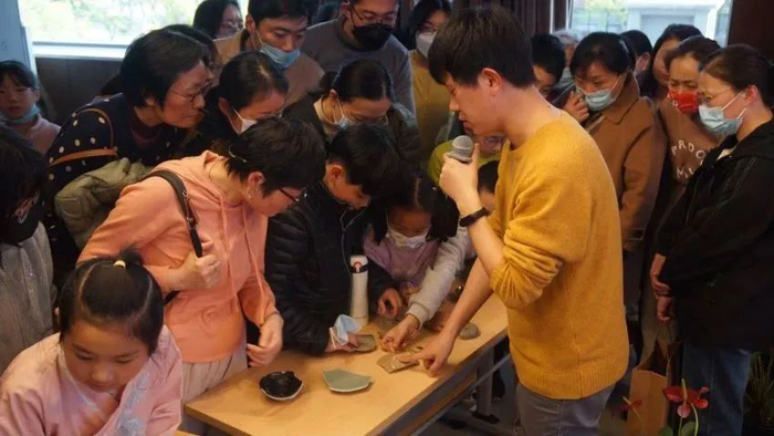 冯泽洲现场为读者们解读陶片