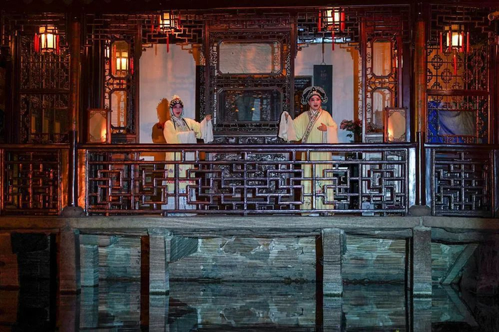 演员在苏州网师园内表演昆曲