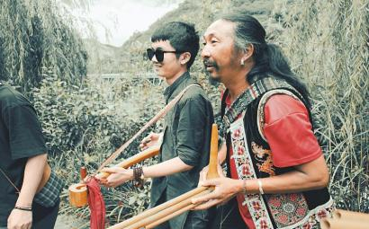 采风中的刘俊麟（左）。