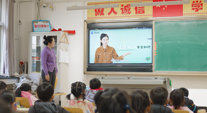 《我的安全有保障》课上，学生们正在学习校园安全相关知识