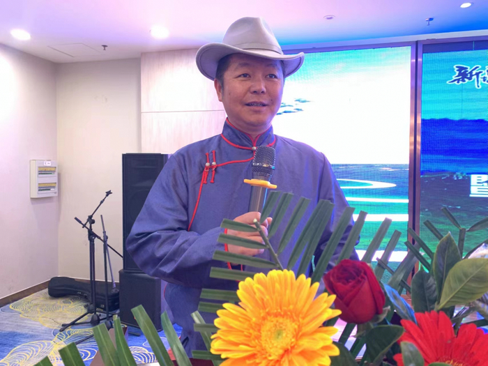 和静县东归乌兰牧骑队党支部书记、队长巴都玛拉现场推介《东归·印象》实景剧   巴特孟开摄