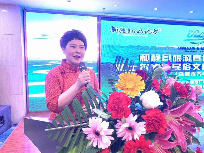 和静县文旅局党组成员、文化艺术科负责人刘菊花现场推介和静重点文旅资源  巴特孟开摄