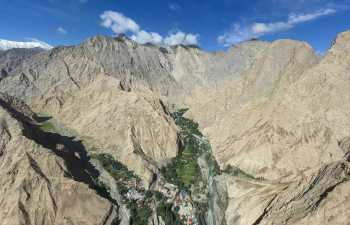 深山中的新疆塔什库尔干塔吉克自治县大同乡政府所在地和周边村庄（资料照片）。