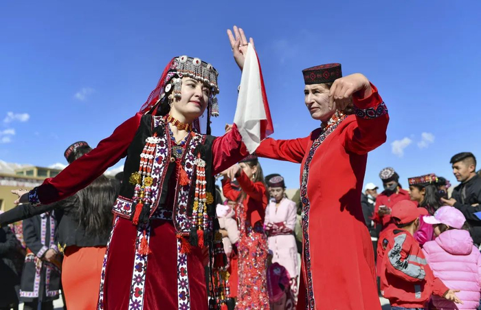 3月21日，新疆塔什库尔干塔吉克自治县居民在非物质文化遗产展示园欢快起舞，庆祝肖贡巴哈尔节。