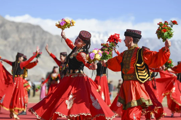 3月21日，在新疆塔什库尔干塔吉克自治县非物质文化遗产展示园，歌舞演员为居民和游客表演节目。
