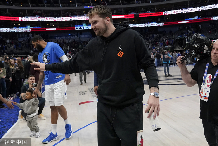 下半场东契奇换上便装。