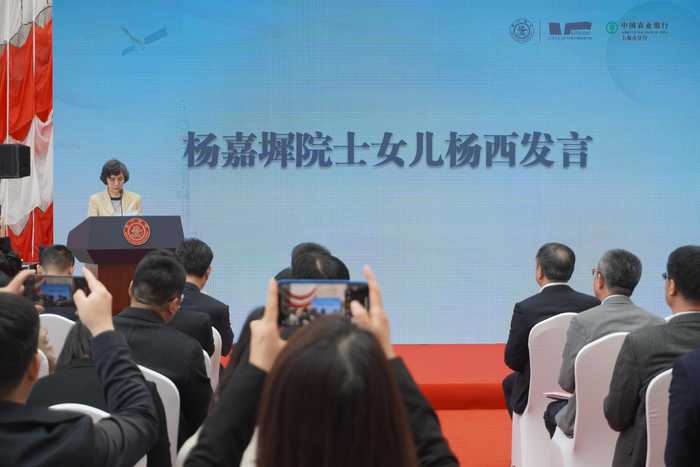 展览开幕现场，杨嘉墀之女杨西在现场做分享。