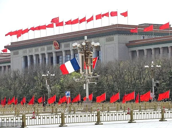 2023年4月6日，北京，天安门广场悬挂中国和法国两国国旗。图/视觉中国
