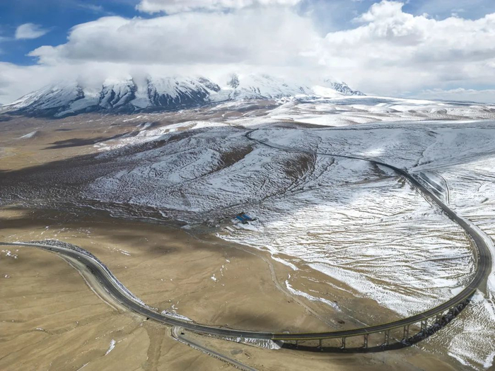 通往新疆塔什库尔干塔吉克自治县的314国道（中巴友谊公路）从慕士塔格峰脚下穿过（3月29日摄，无人机照片）。