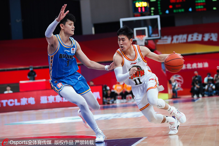 曾凡博（左）将和姜伟泽（右）正面交锋。