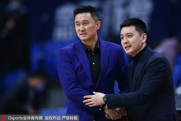 杜锋（左）和杨鸣（右）还将斗法。