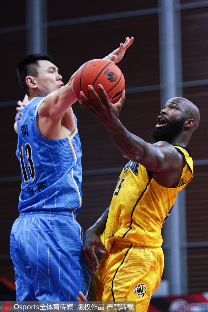 朱彦西（左）防守琼斯。