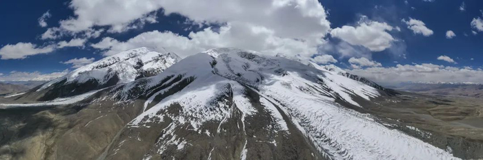 新疆帕米尔高原上的标志性景观——“冰山之父”慕士塔格峰（资料照片）。图片均由新华每日电讯记者胡虎虎摄