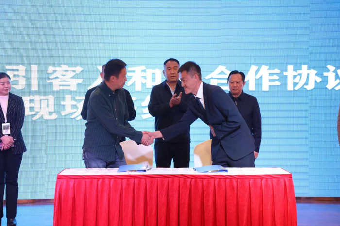 推介会现场还举行了和静重点景区与旅行社的游客引流项目签约仪式  巴特孟开摄