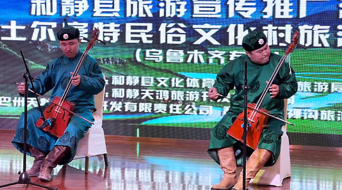 和静县乌兰牧骑队的演员现场表演马头琴合奏《万马奔腾》 陶宝俊摄