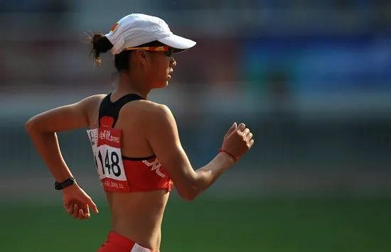 2008年的北京奥运会，刘虹以1小时27分17秒的成绩获得第四名，在一场暴雨中仅以5秒之差错失铜牌。