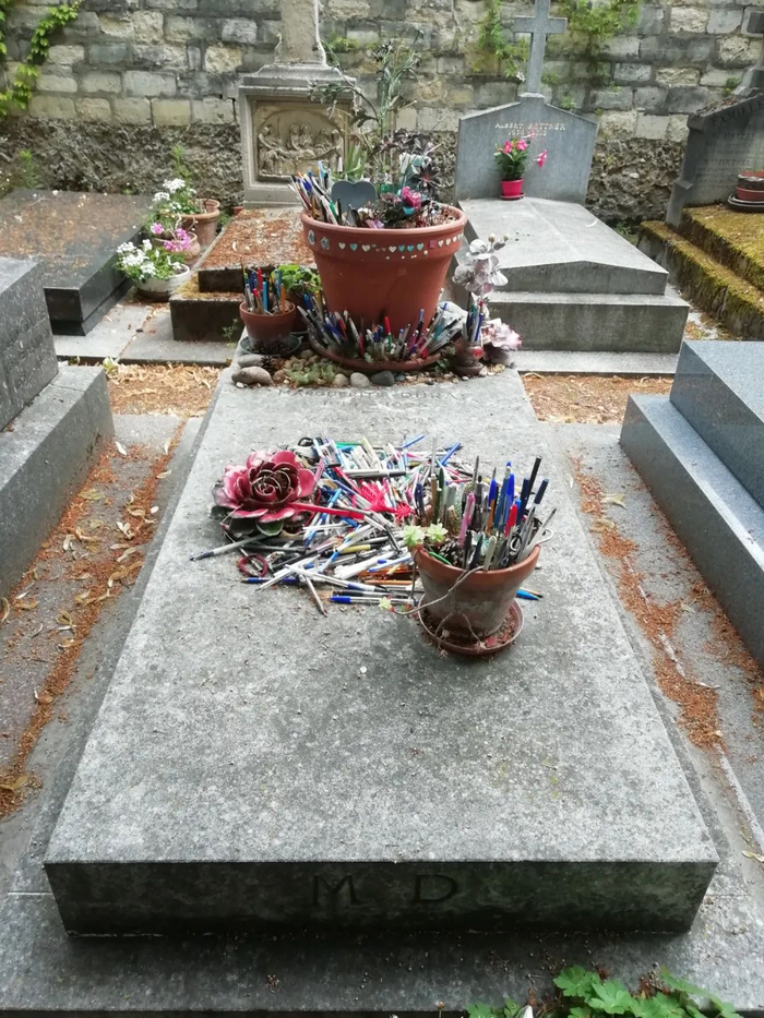 读者在杜拉斯墓前留下的纪念品。