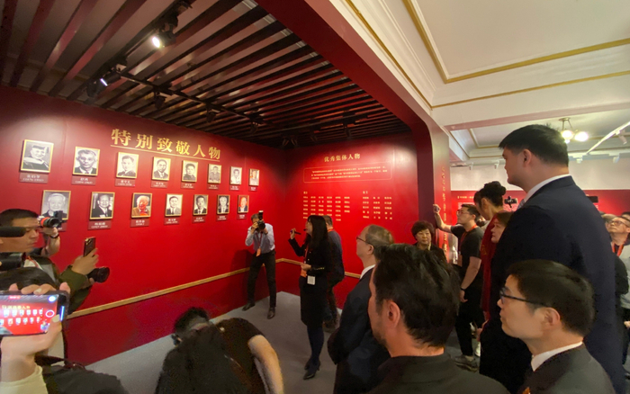 姚明和入堂人物等嘉宾参观主题展览。  新京报记者 徐邦印 摄