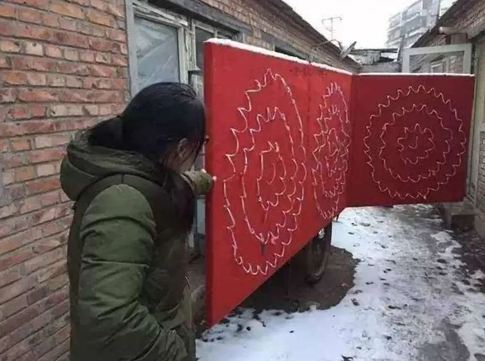 赵春华摆气球射击摊用的三轮车。