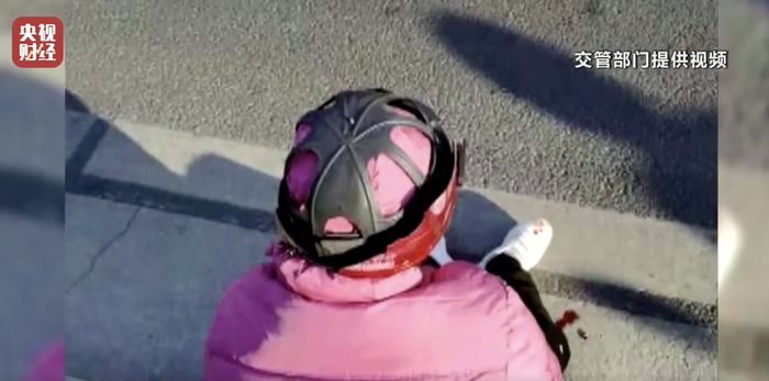 劣质头盔在事故中受损/央视财经