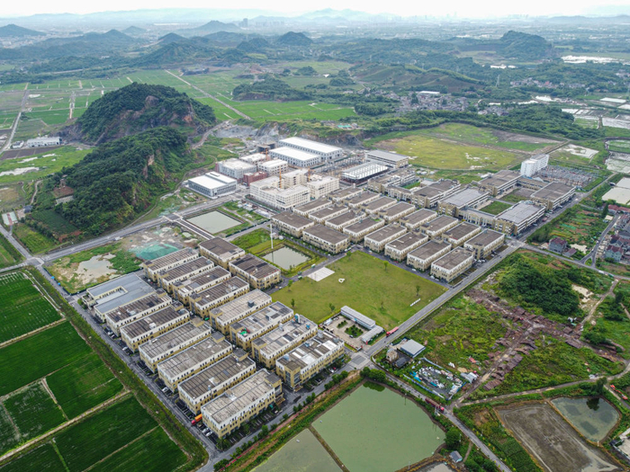　　这是2022年7月22日拍摄的浙江德清县洛舍镇东衡村钢琴众创园（无人机照片）。新华社记者 江汉 摄