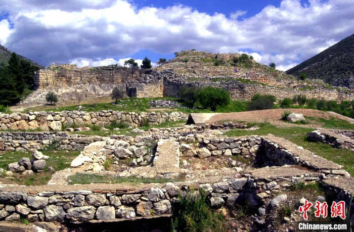 荷马史诗中的迈锡尼古城遗址。田地 摄