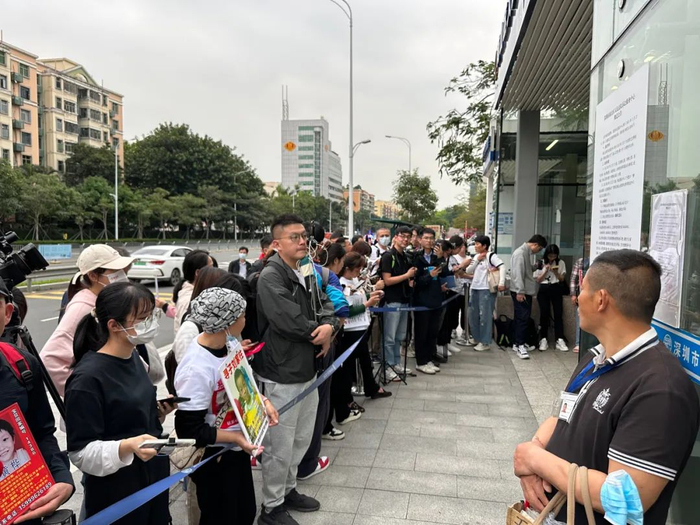 ▲4月7日，不少寻亲家长和媒体等候在法院外等待庭审结束。新京报记者 李阳 摄