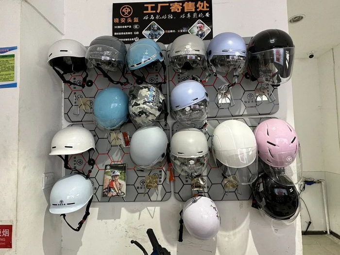 某电动自行车店销售的头盔/记者拍摄