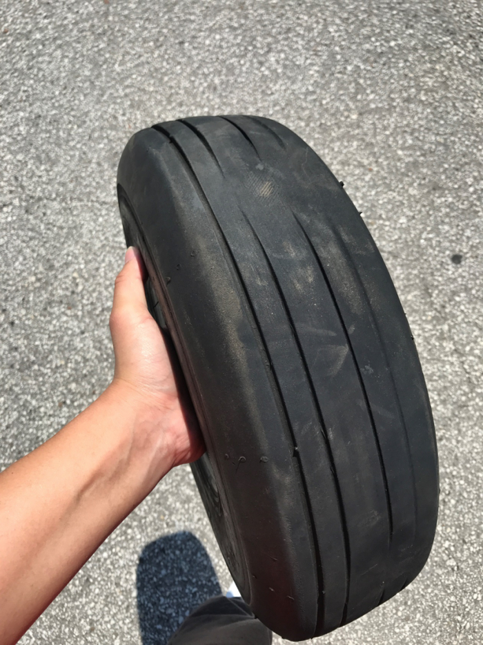 被磨坏的飞机轮胎成了王思莼学飞经历的纪念品。/受访者供图