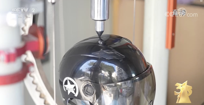 头盔在检测中受损/央视节目截图