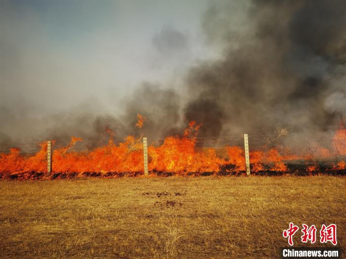 图为锡林郭勒盟境内中蒙边境线附近火情。韩泽宏 摄
