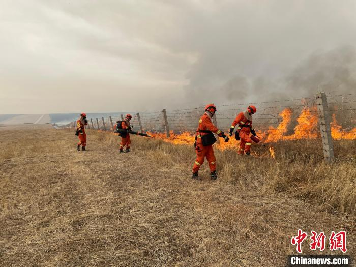 图为消防指战员采取点烧法对蒙古国草原火进行堵截。韩泽宏 摄