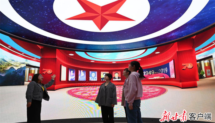 走进红色文化教育体验馆学习、体验。（本文图片均由新甘肃·甘肃日报记者 苏家英摄）