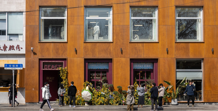 上海安福路街头，众多市民在拍照打卡。