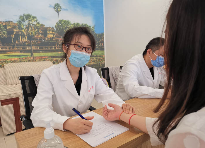 中国援柬中医抗疫医疗队医生董菲为患者看诊