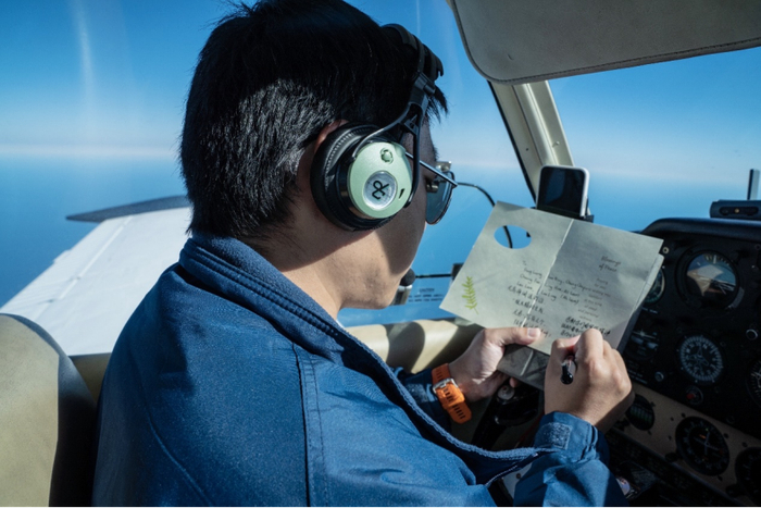 王思莼在飞机上写下了这封献给泰坦尼克号的信。/受访者供图