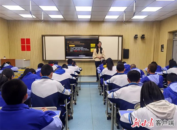定西市安定区交通路中学历史课堂。