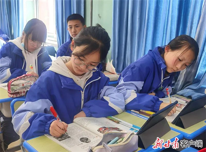 学生借助智慧平板提升课堂学习效率。