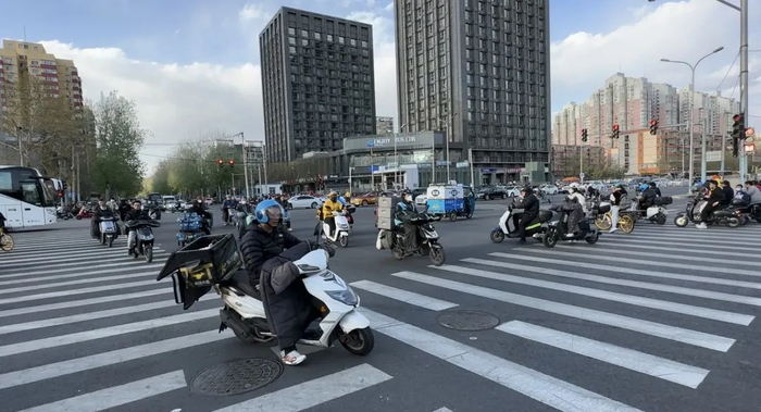 外卖骑手头盔佩戴率高/记者拍摄