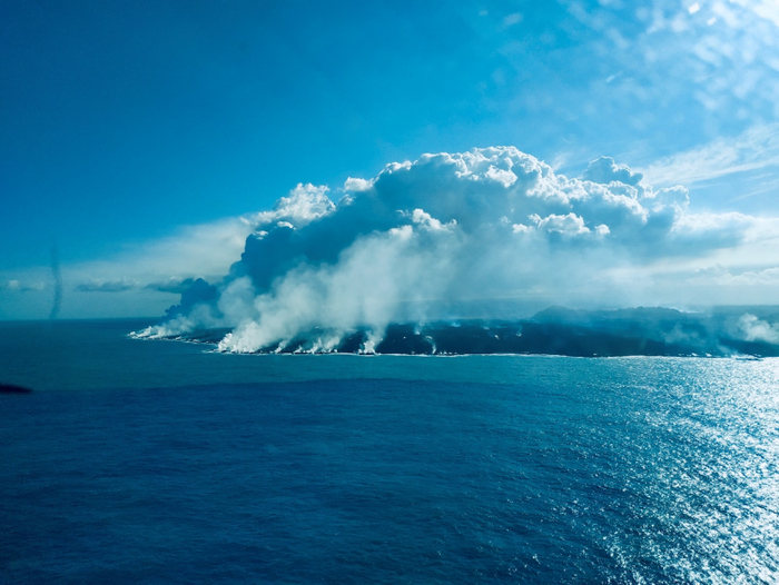 大岛还在往南扩张，凑近可以看到岩浆入海冷凝。/受访者供图