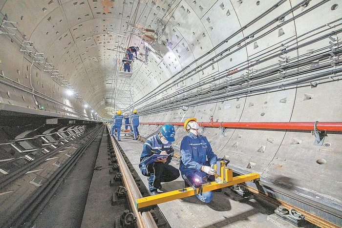     技术人员进行接触网悬挂设备检修作业