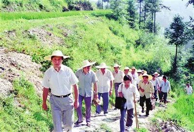 　1989年7月，习近平冒着酷暑，带头步行到下党乡调研。（图源：《习近平在宁德》）