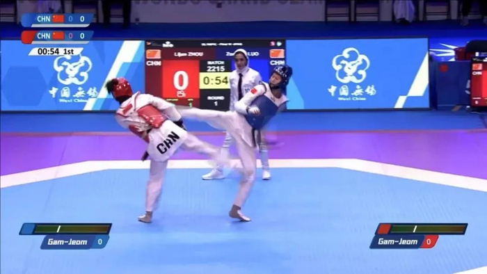 骆宗诗（右一）在决赛中。图源：湖南省跆拳道运动协会