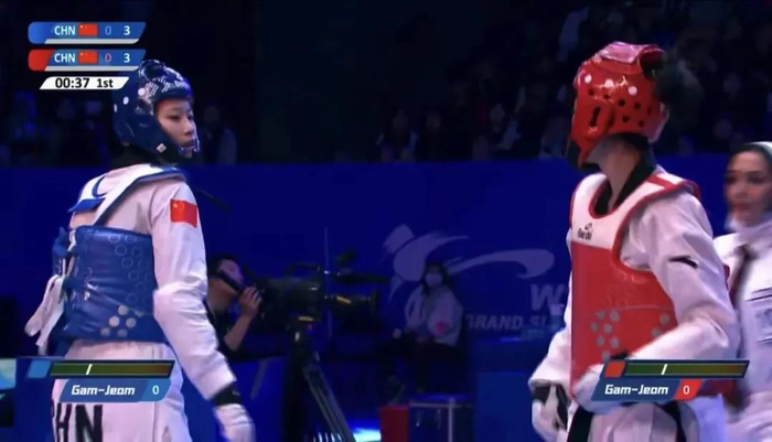 骆宗诗（左一）在决赛中。图源：湖南省跆拳道运动协会