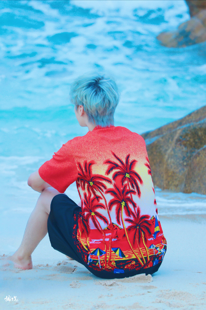 看海的人,比海更温柔,海边和美少年最配,严浩翔帅到我心吧上了|严浩翔